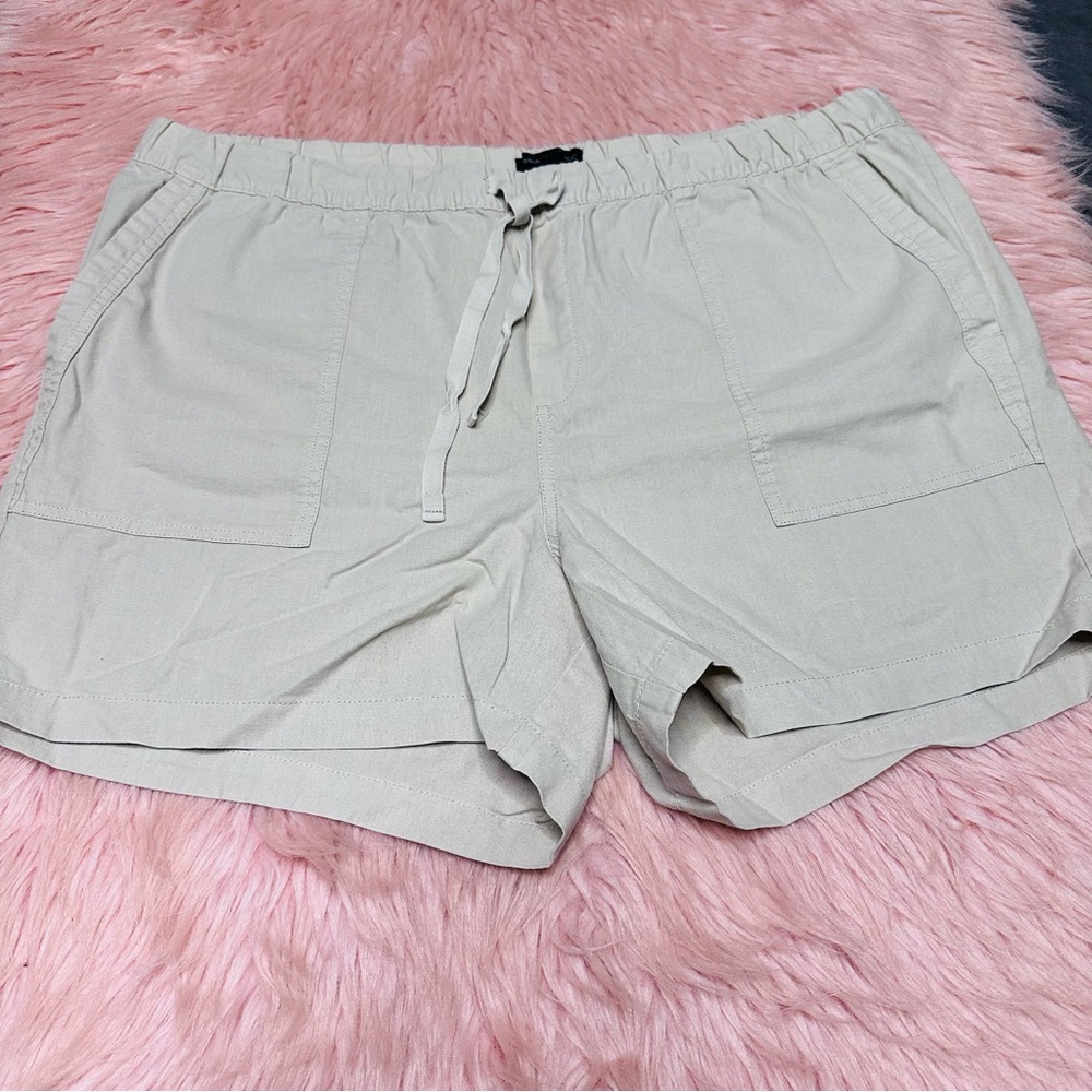 Banana Republic Women's Tan Cargo Shorts